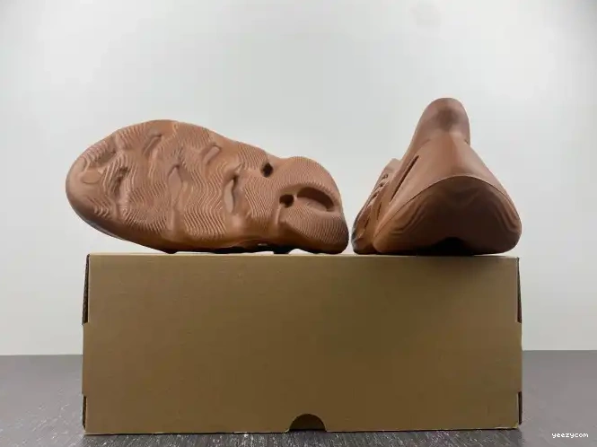 RNR Red Clay Foam HP5335 Yeezy Adidas 0608